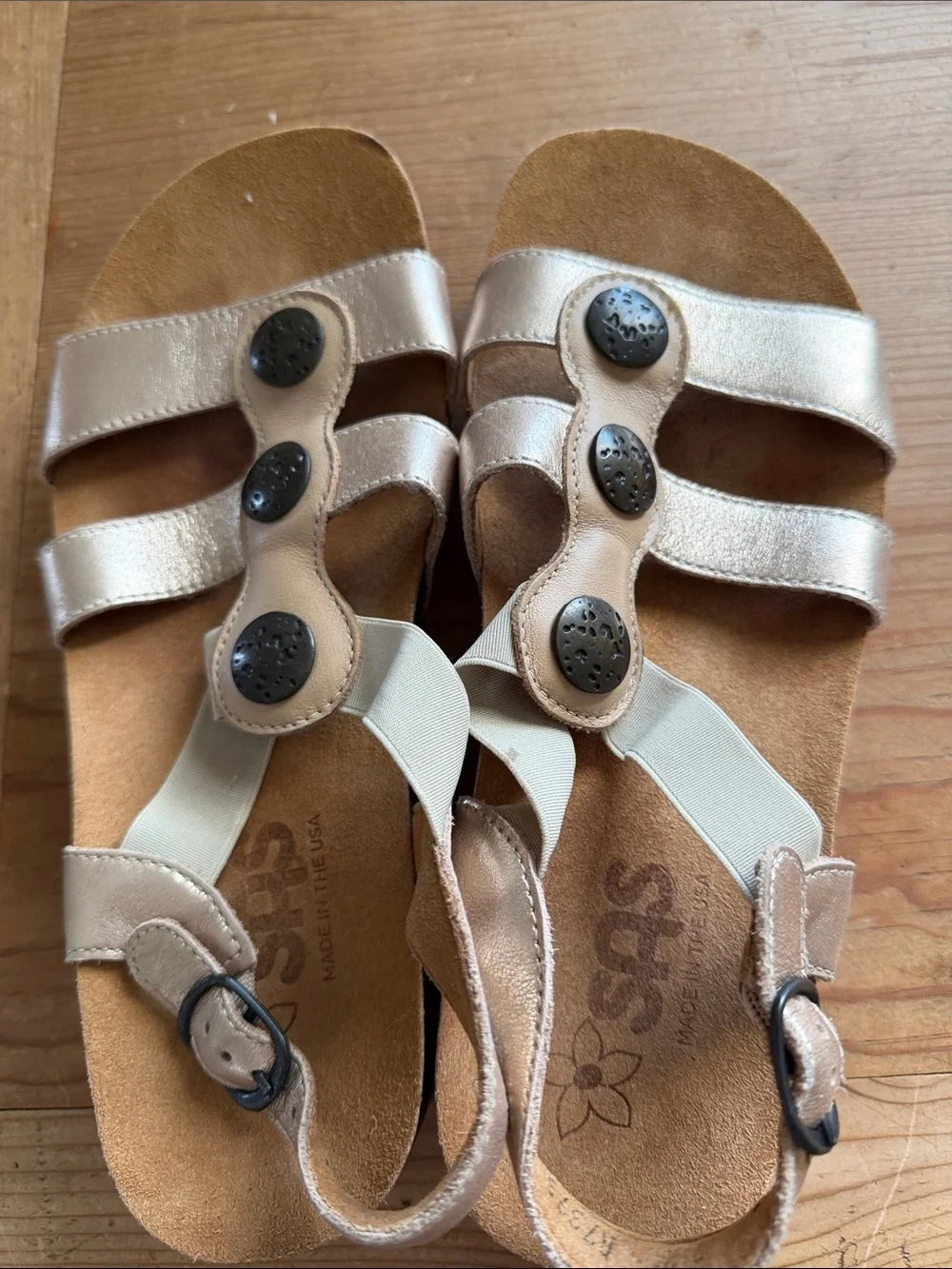 SAS Women's Metallic Gold Strappy Comfort Sandal Never Worn